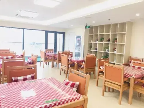 苏州市怡养护理院 · 餐厅