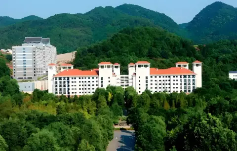 青杠老年护养中心 · 封面